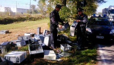 GDF Ravenna: abbandona vecchi computer sul bordo della strada e se ne va. Individuato e denunciato un italiano per reati ambientali.