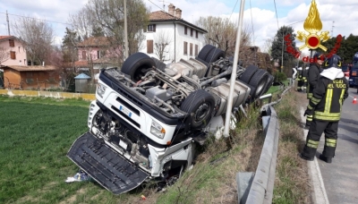 Ribaltata autocisterna carica di alcol etilico in provincia di Modena