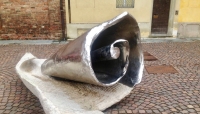Una delle due sculture dell'artista Brunivo Buttarelli in piazza Sant'Antonino a Piacenza