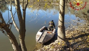 Cade da un pontile e annega nel Po