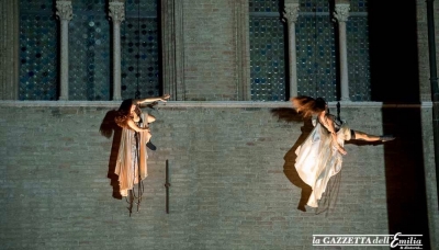 In Piazza Duomo la &quot;poesia&quot; della danza verticale ha inaugurato il Verdi OFF - le Foto -