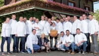 Un gruppo di giovani chef di jRE 