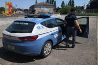 Carpi: controlli della Polizia di Stato nei parchi cittadini. Un arresto e una denuncia per spaccio. Sequestrati hashish, cocaina e 1330 euro