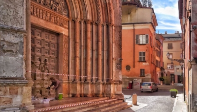 Atto vandalico al cuore religioso e artistico di Parma.