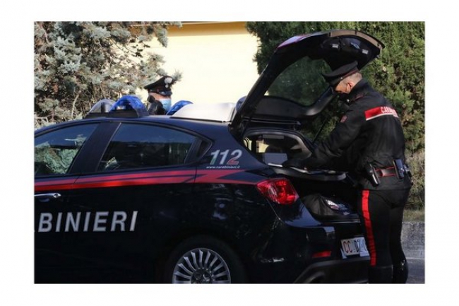 Utilizzando un’autovettura come ariete hanno commesso un furto. Denunciati due uomini di Reggio Emilia