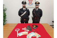 Controlli antidroga vicino alle scuole e in diverse zone della città. Arresti e denunce