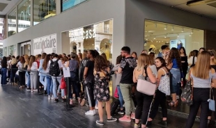 300 ragazze in coda per il casting...