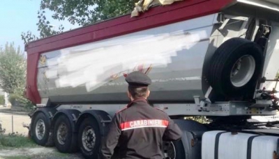 I cittadini segnalano due camion sospetti a Traversetolo.