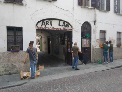 Festa di Carnevale a tema &quot;omicidio&quot; di Giorgia Meloni: il centro sociale Art Lab Occupato di Parma sotto accusa