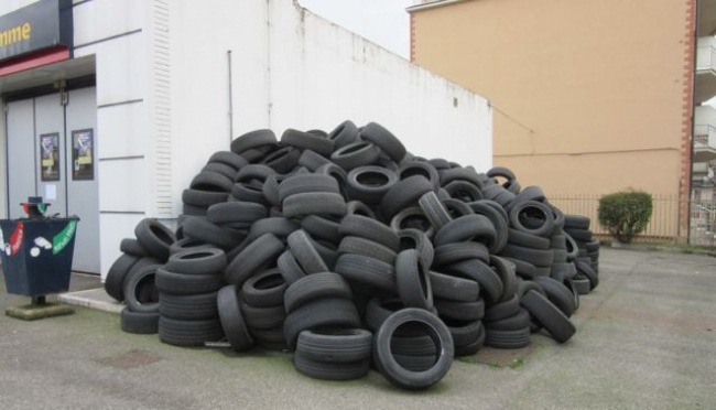 Piacenza - Grande deposito di pneumatici abbandonati: 6500 euro di sanzione alla ditta