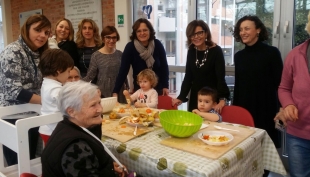 Il sindaco Patrizia Barbieri e l&#039;assessore ai Servizi sociali Federica Sgorbati in visita al Centro &quot;Anziani e bambini insieme&quot;