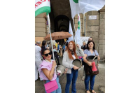 Carovita: consumatori in piazza con le pentole vuote per protesta
