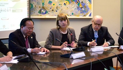 Le Thanh Cung, Palma Costi e Alberto Zambianchi durante l&#039;incontro in Assemblea legislativa regionale