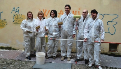 Correggio - Sindaco e giunta puliscono e ritinteggiano i muri del Municipio