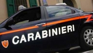 Estrae un pugnale per rapinare la madre: arrestato