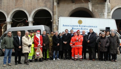 Modena - Consegnati 900 pandori per anziani e bambini