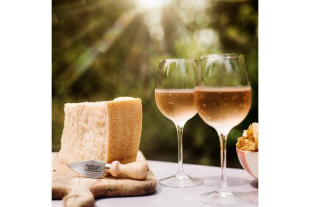 Parmigiano Reggiano a Vinitaly 2023: la DOP si sposa con grandi vini italiani, birre e distillati nazionali e internazionali