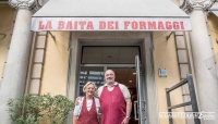 Andrea e Maria davanti a La Baita dei Formaggi