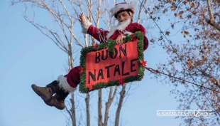 A Natale si potrà invitare solo il “Babbo” appeso al balcone.