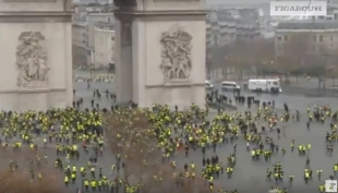 Macron, sconfitto e denudato dai “Gilet Gialli”