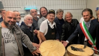 Forme di Parmigiano Reggiano autografate dai Nomadi a favore della ricerca sulle cellule tumorali