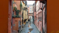 Divelta la finestrella di via Piella a Bologna.