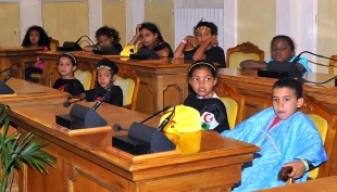I bambini sahrawi partecipano alla cerimonia in Municipio