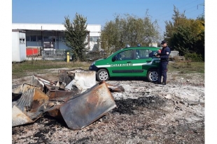 Eliminano rifiuti con il fuoco.  I Carabinieri Forestali identificano i responsabili