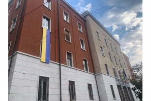 Guerra, l’Autorità Distrettuale del Po espone la bandiera dell’Ucraina in segno di speranza e solidarietà