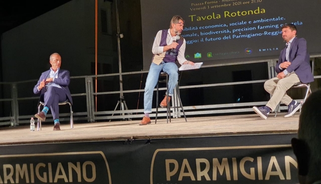 Parmigiano Reggiano a 360°, piazza gremita a Monticelli