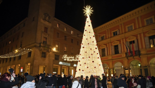 Piacenza. &quot;Acceso&quot; il mercatino di Natale in Piazza Cavalli (Foto Del Papa)