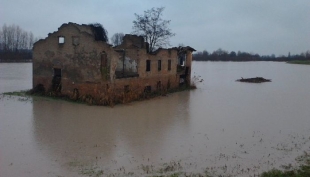 Alluvione, nella notte quasi chiusa la falla del Secchia