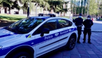 Bambine si allontanano dalle mamme nel parco di via Newton, recuperate dagli agenti della Polizia Locale.