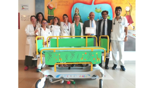 Una barella per i pazienti più piccoli donata alla Pediatria d’urgenza dell’Ospedale dei bambini