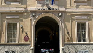 Non rispetta i “domiciliari” e così torna in carcere.