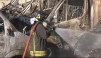 Modena, a fuoco nove furgoni. Due ore per domare le fiamme. La Polizia sospetta un atto doloso