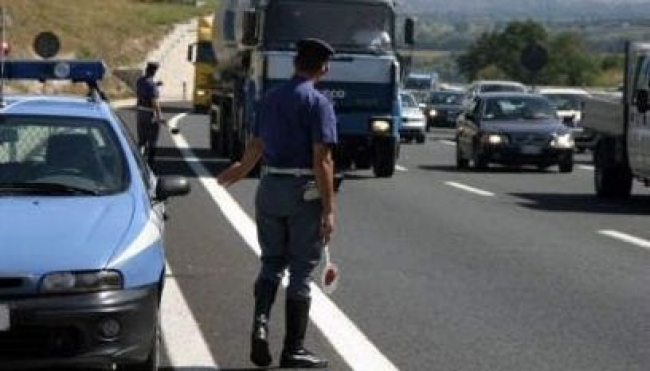 Parma, Altera il cronotachigrafo: fermato aggredisce gli agenti
