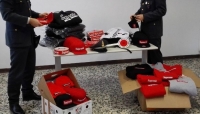 I capi di abbigliamento non originali sequestrati a Parma della Guardia di Finanza