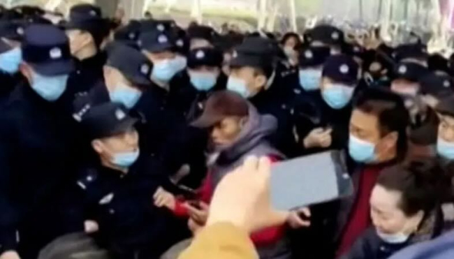 Proteste degli anziani in numerose parti della Cina contro i tagli del Governo cinese alle prestazioni dell&#039;assicurazione sanitaria