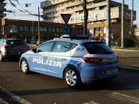 Placcato da due cittadini, arrestato dalla polizia.