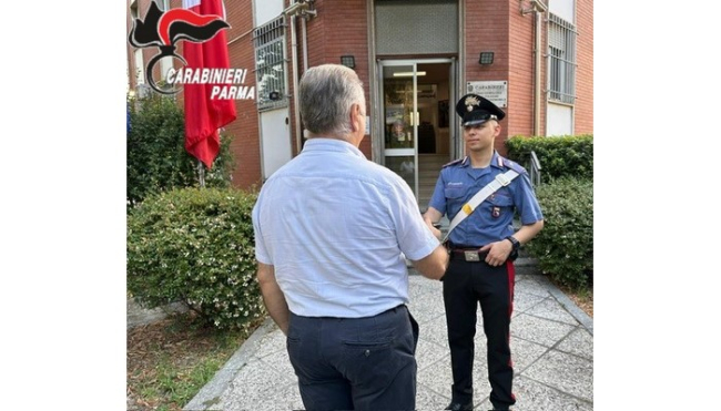 Fidenza: una donna trova un portafogli pieno di soldi, i Carabinieri rintracciano il proprietario e lo restituiscono