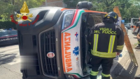 Si ribalta l&#039;ambulanza.