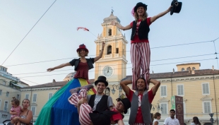 Parma - &quot;Piazze in gioco&quot;, l&#039;allegria di bambini e genitori che giocano insieme