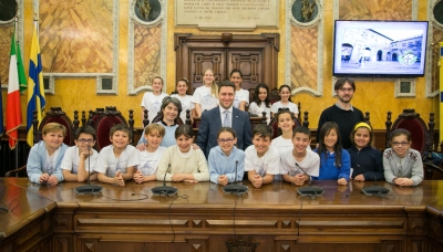 La 5D della scuola primaria Convitto Maria Luigia ricevuta dall&#039;assessore Ferretti