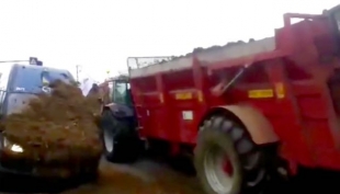 Agricoltori francesi in protesta - frame del video collegato all&#039;articolo