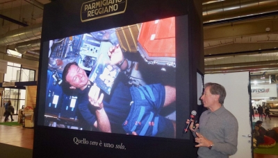 Parmigiano Reggiano, dallo spazio all&#039;Everest con l&#039;astronauta emiliano, Maurizio Cheli - Video