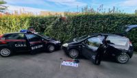 Forza il posto di blocco dei carabinieri. Inseguito esce di strada