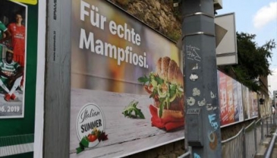 &quot;Hey mafioso, prova il nostro nuovo panino&quot;. Nuovo scandalo per la filiale austriaca di Vienna del McDonald&#039;s.