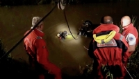 Cade nel canale e viene salvato da un passante. Sul posto Vigili del Fuoco e Sommozzatori.