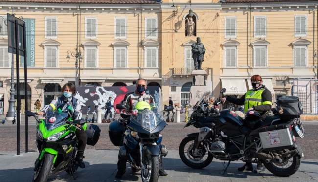 Caschi rossi contro la violenza sulle donne di Raffaele Crispo e Elvis Ronzoni